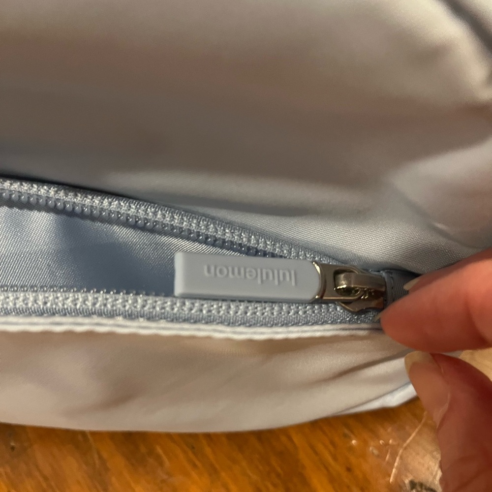 Lululemon Go Getter Pouch in Blue, NWT - Picture 4 of 9